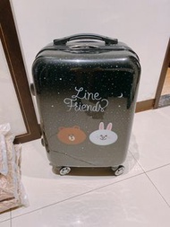 2手很新超可愛絕版品牌Line Friends 熊大&amp;兔兔20吋4輪行李箱，有海關鎖，功能正常，拉桿輪子順滑好推 ,超有質感，少內層的拉鍊頭，完全不會影響使用，桃園南崁面交。