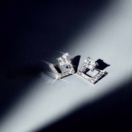 SWAN - The Laurence Swan Twist Square Earring ต่างหูเงินแท้ ฝังเพชรคิวบิกเซอร์โคเนีย สะท้อนความหรูหร