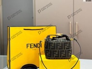 FENDI芬迪老花飯盒包經典雙F老花配金色五金復古百搭！尺寸17×100