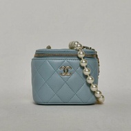 CHANEL 22P方盒子化妝包帶鏡子11藍色羊皮32開金扣珍珠拼皮穿鏈肩背包