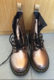 包順豐 Dr. Martens 1460 Vegan Rose Gold Chrome Paint Metallic Boot 令面 銅金色