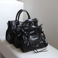 Beg bahu kulit lembu lapisan atas, beg biker berkapasiti besar dengan corak retak dan rivet untuk ga