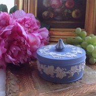 英國骨瓷Wedgwood jasper 藍色碧玉浮雕葡萄藤大型珠寶盒,飾品盒