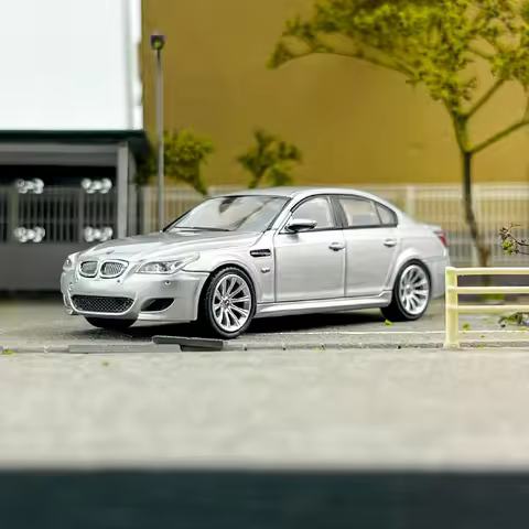 Die-cast 1:64 Scale BMW M5 E60 Sedan Version Simulation Alloy Static Car Model