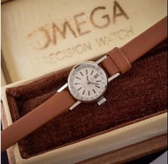 極罕新淨 Omega 女裝 18K 白金手動上鏈兩針錶；錶直徑14mm；連原裝錶盒及原裝錶扣