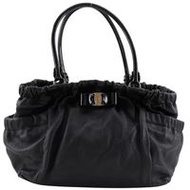 二手Salvatore Ferragamo Vara RIBON托特包，AU-21/C784，義大利製造，採用黑色皮革和琺瑯工藝。適合肩背或手提。 A5 尺寸。磁扣設計。女士款。