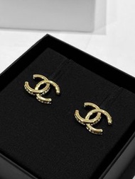 Chanel 23B cc logo耳環/classic 經典雙c logo earrings 簡約款經典款側水鑽 聖誕禮物