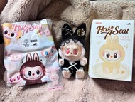 放：Labubu 2.0 坐坐派對-🩷羞答答DaDa 連娃衫 （卡、盒、袋全齊）