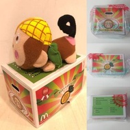 麥當勞開心樂園餐玩具
McDonald's × Sanrio 三麗鷗
夏日水果紙箱系列
菠蘿/鳳梨造型的Osaru No Monkichi淘氣猴/馬騮仔/おさるのもんきち
迷你絨毛吊飾
包裝特色 : 