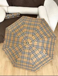 巴寶莉/Burberry專櫃夏季時裝開收晴雨兩用雨傘 今年最熱門的時尚單品！整套禮盒包裝，經典圓形手柄材質，手感超棒，包裝齊全無論是送人還是自用都超合適