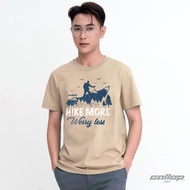 GALLOP : เสื้อยืดคอกลมพิมพ์ลาย Graphic Tee Camping รุ่น GT9170 สี Khaki - กากี / ราคาปกติ 990.-