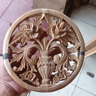 Dekorasi Dinding Ornamen Ukir Tempel Bundar Kayu Jati Motif Pot Bunga Diameter 25cm Ukiran Khas Jepa