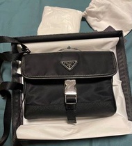 PRADA  銀扣機能風 相機包 斜孭袋 黑色 男女同款