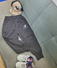 quần dài bo thể thao họa tiết chữ NB cho bé 25-35kg