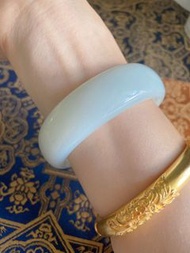 頂級正宗羊脂白玉手镯   一級白  白度是和田玉中最高級別，暖白色 絕非俄料的死白，更不會是青海料的水透灰白，非常油潤膏糯，圖片上所有白線均為反光線，絕非紋裂之類，絕無紋無裂無雜質，絕對的360度零死