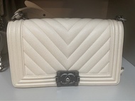 Boy Chanel 25cm 荔枝皮 v紋 米白色