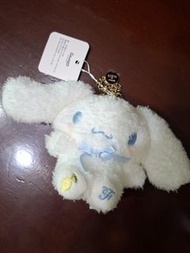 Maison de FLEUR × Sanrio 聯名推出的大耳狗（Cinnamoroll）毛絨公仔吊飾