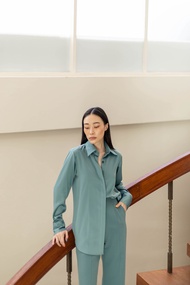 TIYA BARE SHIRT เสื้อเชิ้ตแขนยาว 9 สี ผ้าซิลค์ดัชเชส นิ่มสบาย ผ้าทิ้งตัวอย่างดี ใส่แล้วไม่ยับ PRE-OR