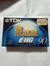 TDK 8mm E-HG 90 8毫米錄影帶（Video8 攝影機專用空白帶），提供 90 分鐘的錄影時間。產品特點規格：8mm（Video8）格式，適用於早期手持式數位或類比攝影機（Camcorde