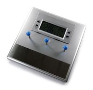 多功能音樂電子時鐘，立式+磁式+MEMO紙+鑰匙圈掛勾的設計可置放於桌上或吸附冰箱上