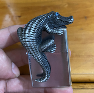 Emblem dán Zippo cá sấu