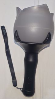 二手原裝BEAST HIGHLIGHT lightstick 二代 玫瑰手燈應援棒，90%新有盒及手繩，不退不換，荃灣區MTR交收，時間、地點另議。