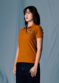 คร็อคโคไดล์เสื้อโปโลผู้หญิงสีส้มพัมพ์กิ้น ทรงเข้ารูป พร้อมลายกราฟิกและงานปัก CROCODILE PUMPKIN SPICE