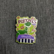 迪士尼襟章 盲盒襟章 pin trading pins carnival 迪士尼章 襟章 迪士尼   迪士尼pins 港迪 香港迪士尼  迪士尼襟章 迪士尼  抱抱龍襟章 rex襟章 抱抱龍章 泡泡龍