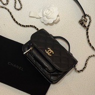 絕美WOC MINI CHANEL 黑色荔枝牛皮金釦金鍊手提斜背郵差包