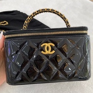 Chanel香奈兒22K黑金漆皮編織手柄長盒子化妝包，芯片款，內含鏡子，尺寸：17*10cm