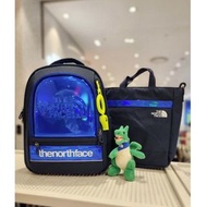 🇰🇷The North Face  Kids Wide Prism Sch Pack 兒童三件組～ 包含背包、手提袋+一個恐龍吊飾 ✨專為兒童設計 ✨具有護脊功能 ✨重量輕巧  韓國代購 為開學做好準