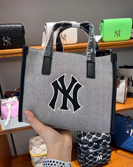 New ของแท้ 💯% MLB NEW YORK YANKEES /กระเป๋าสะพายข้าง/กระเป๋าถัง