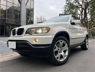 巴伐利亞的榮耀 BMW 寶馬 E53 X5  30i 四輪驅動 直列6缸 自然進氣 新車價格299萬 2001年03月出廠 2001年06月領牌 定速巡航 真皮內裝 倒車影像 藍芽影音 衛星導航 安卓機大螢幕 電動記憶座椅 電動玻璃天窗 里程150000km 原鈑件 氣氛良好  定期保養 無待修 完整度99% 收藏等級 憑學生證予特惠價 售:  1x萬 台北速洽！  #台灣加油