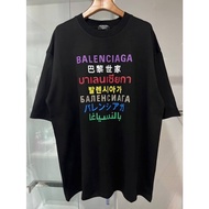 【New】BALENCIAGA💛TRANSLATION LOGO 💛PRINT T-SHIRT เสื้อยืดคอกลมแขนสั้น แบรนด์บาลองเซียก้า สกรีนตัวหนังสือโลโก้ หลายภาษา แฟชั่น