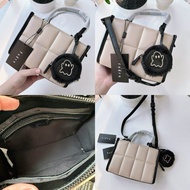 กระเป๋าสะพายข้าง pedro  ขนาด 8 นิ้ว สูง 6 นิ้ว อปก ป้าย ถุงผ้า การ์ด ราคาสีดำ /ขาว ราคา 460 บาท ไม่ม