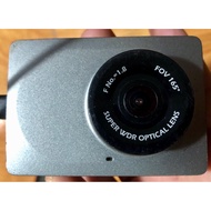 There's a camera, the shop is not specialized, it's not very good, it's plugged into the microphone 