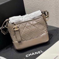 Chanel • Gabrielle 經典大象灰金釦流浪包 全配有卡✔️