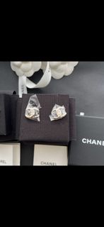 🇭🇰現貨在港 全新正貨Chanel 23s 23c earring耳環  立體 新季 限量季節 new season 淡金色 熱賣 難買 經典cc logo 閃石  香奈兒