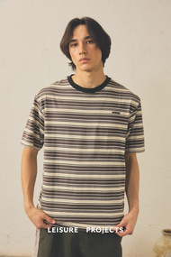(Leisure Projects) "LEISURE STRIPES " SHORT-SLEEVE เสื้อเเขนสั้น ทรง relax fit ปัก Label "Leisure