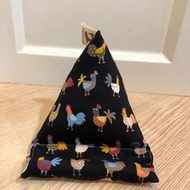 療癒系手機座~三角飯糰手機架、手機枕-黑底彩色公雞