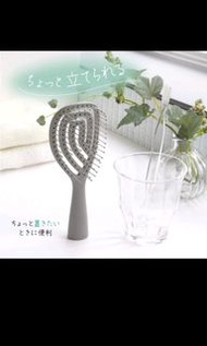 日本 大創 Daiso 速乾梳子 美 髮梳 洞洞梳可站立收納，尺吋小16.2/6.1