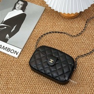 CHANEL 24S黑荔枝皮前口袋MINI相機包 AP3998