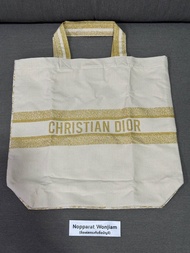 (New/แท้💯) กระเป๋าผ้า Dior Tote Bag สีขาวครีม 🎄Limited Holiday 2023🎄