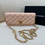 CHANEL 香奈兒 雙C菱格紋皮穿鏈肩帶，珍珠顆粒壓花牛皮WOC發財包，粉紅色 可單肩、斜挎，女款 材質：珍珠顆粒壓花小牛皮與金色金屬银