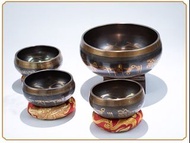 9.5CM 尼泊爾手工 铜磬 頌缽 經紋款 尼泊爾手工佛音碗 瑜珈冥想佛音缽銅磬 西藏頌缽唱歌碗 尼泊爾手工製作  產地: 尼泊爾 Nepal 經紋+佛像 HANDMADE  尼泊爾頌缽