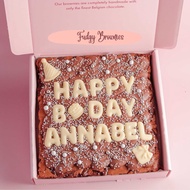 hadiah ulang tahun brownies panggang / fudgy brownies - biru - strawberi