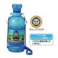 【現貨+預購】湯瑪士小火車/THOMAS：日本製造！寶特瓶造型＊塑膠水壺(尺寸:約65×186mm、容量:400ml)_免運。