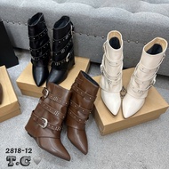 Short boots with 3 belts for a super pretty figure