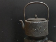 J01 保壽堂  松紋壺 鐵壺 鐵瓶  山形鑄物