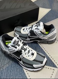 新店特惠Nike Zoom Vomero 5 SE SP 網布織物 耐磨透氣 低幫跑步鞋 男女同款 黑白